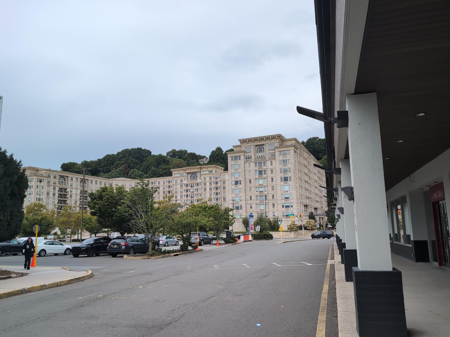 Mitsuwa Marketplace New Jersey向かいのEdgewaterの集合住宅と周辺街並み